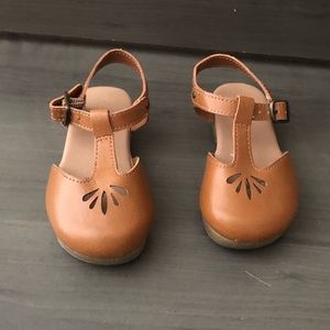 Tan Toddler clogs size 7